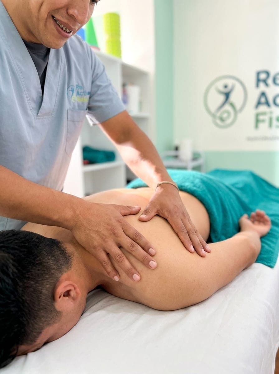 Sesión de fisioterapia y rehabilitación en Reactiva Salud, Comas (Lima Norte)